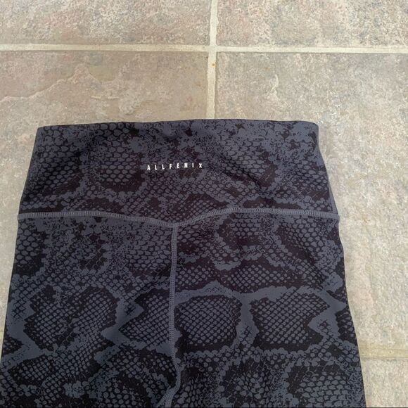 𝅺allfenix animal print‎ high rise leggings. - Picture 8 of 10